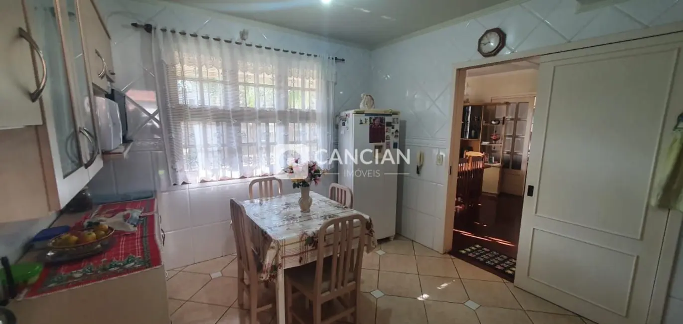 Casa com 4 quartos à venda, 161m2 em São José, Santa Maria - RS - imagem 6 Foto 6 de Casa com 4 quartos à venda, 161m2 em São José, Santa Maria - RS