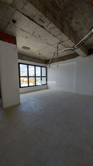 Sala Comercial com 1 quarto para alugar, 32m2 em Nossa Senhora de Fátima, Santa Maria - RS - imagem 3 Foto 3 de Sala Comercial com 1 quarto para alugar, 32m2 em Nossa Senhora de Fátima, Santa Maria - RS