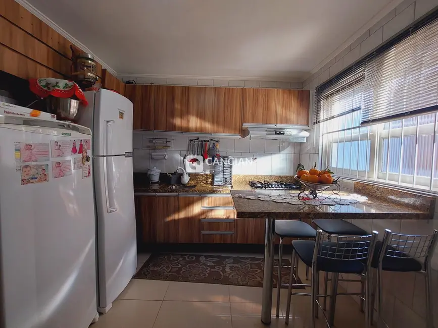 Casa com 4 quartos à venda, 214m2 em Camobi, Santa Maria - RS - imagem 8 Foto 8 de Casa com 4 quartos à venda, 214m2 em Camobi, Santa Maria - RS