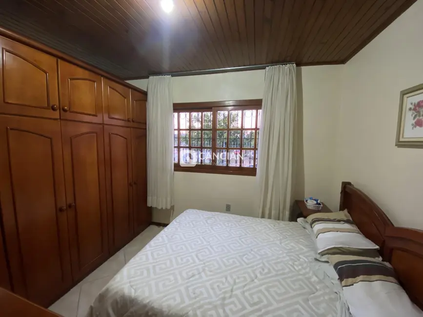 Casa com 4 quartos à venda, 180m2 em Pinheiro Machado, Santa Maria - RS - imagem 8 Foto 8 de Casa com 4 quartos à venda, 180m2 em Pinheiro Machado, Santa Maria - RS