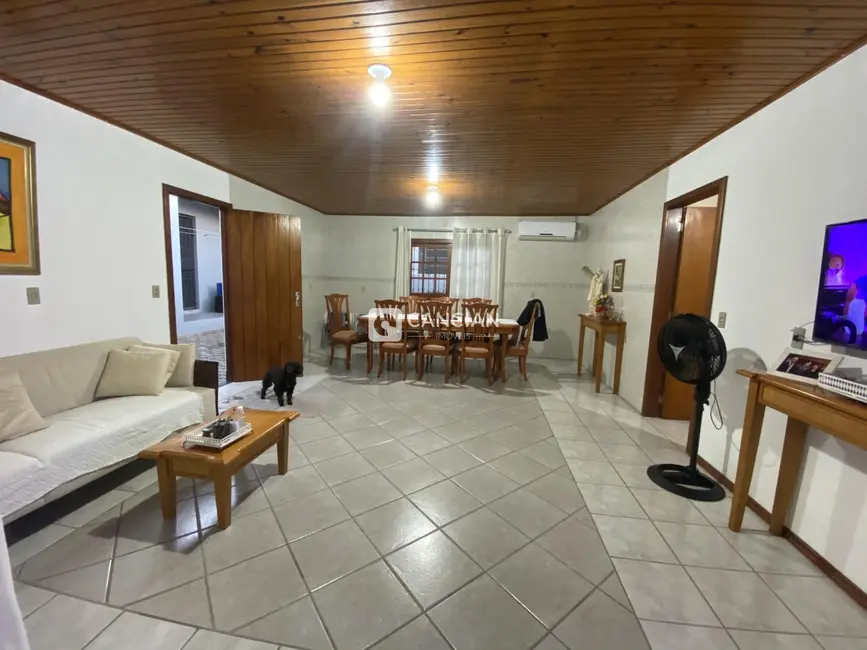 Casa com 4 quartos à venda, 180m2 em Pinheiro Machado, Santa Maria - RS - imagem 3 Foto 3 de Casa com 4 quartos à venda, 180m2 em Pinheiro Machado, Santa Maria - RS
