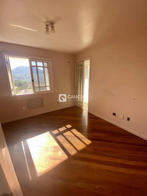 Foto 8 de Casa com 4 quartos à venda, 221m2 em Km 3, Santa Maria - RS