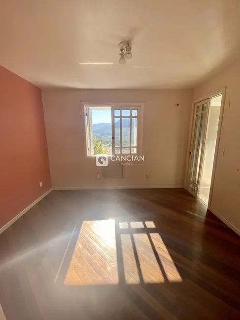 Foto 9 de Casa com 4 quartos à venda, 221m2 em Km 3, Santa Maria - RS