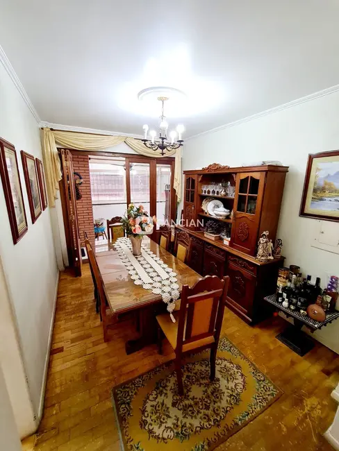 Apartamento com 3 quartos à venda, 159m2 em Centro, Santa Maria - RS - imagem 4 Foto 4 de Apartamento com 3 quartos à venda, 159m2 em Centro, Santa Maria - RS