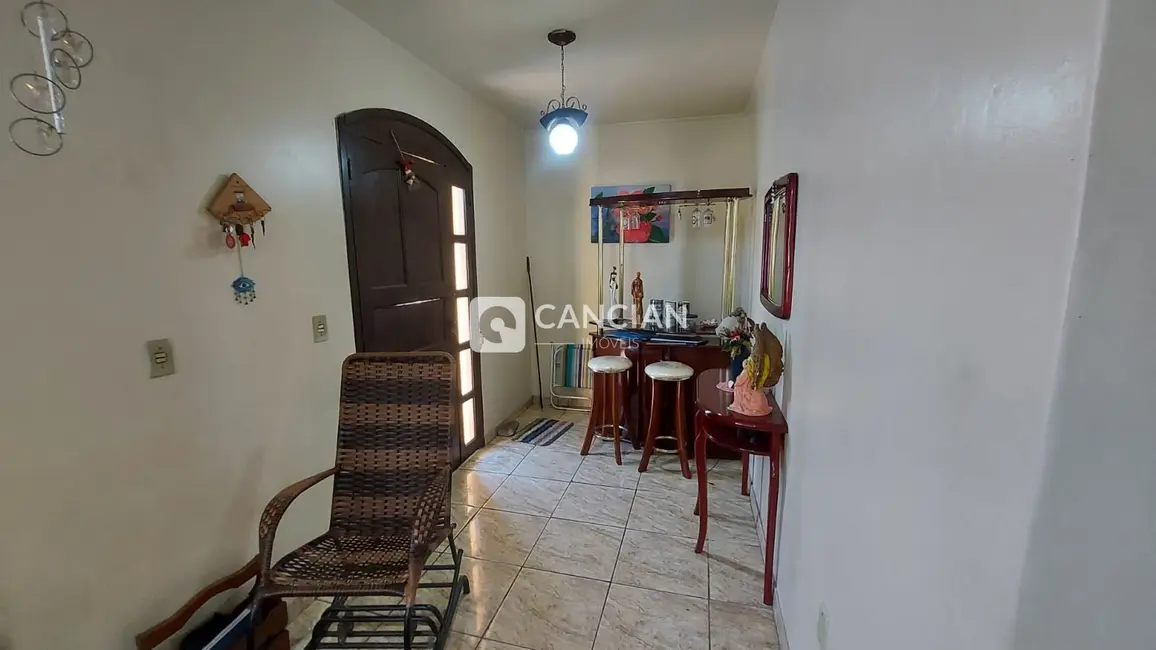Casa com 4 quartos à venda, 180m2 em Patronato, Santa Maria - RS - imagem 4 Foto 4 de Casa com 4 quartos à venda, 180m2 em Patronato, Santa Maria - RS