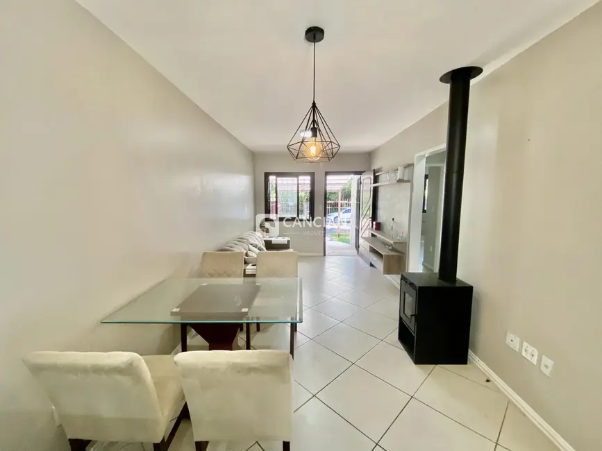 Casa com 3 quartos à venda, 87m2 em Nossa Senhora Medianeira, Santa Maria - RS - imagem 4 Foto 4 de Casa com 3 quartos à venda, 87m2 em Nossa Senhora Medianeira, Santa Maria - RS