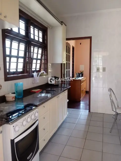 Foto 5 de Casa com 4 quartos à venda, 183m2 em Campestre do Menino Deus, Santa Maria - RS