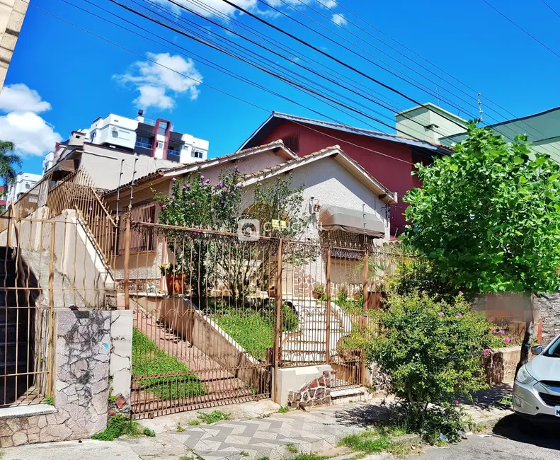 Foto 3 de Casa com 7 quartos à venda, 300m2 em Nossa Senhora de Fátima, Santa Maria - RS