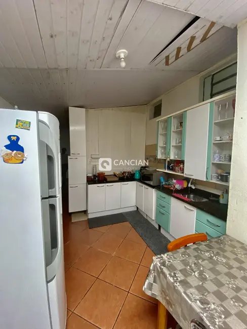 Casa com 5 quartos à venda, 200m2 em Juscelino Kubitschek, Santa Maria - RS - imagem 9 Foto 9 de Casa com 5 quartos à venda, 200m2 em Juscelino Kubitschek, Santa Maria - RS