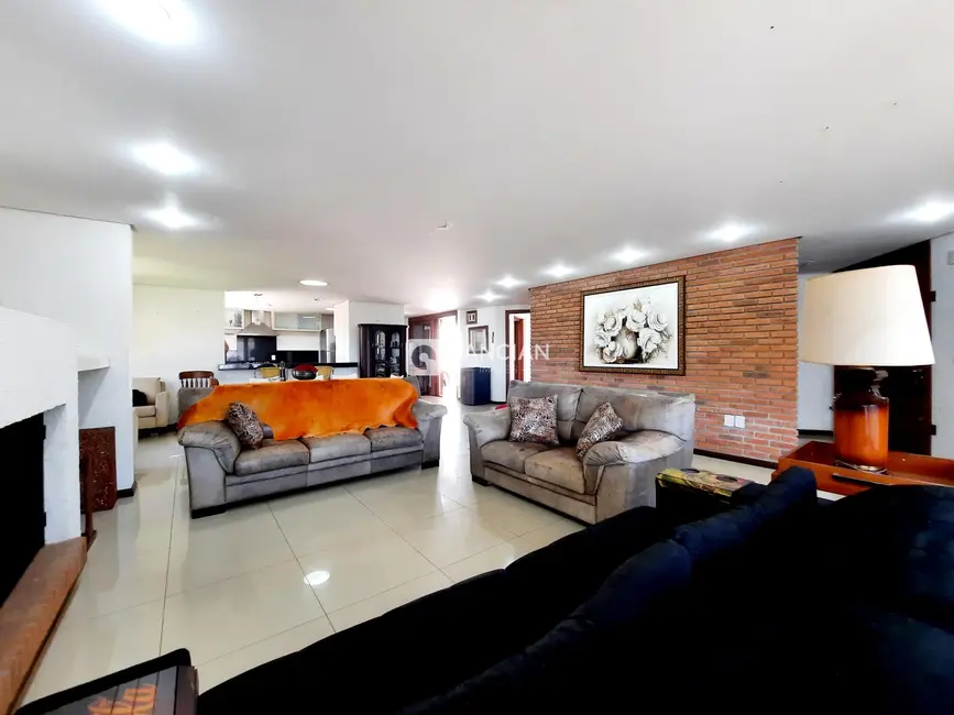 Casa com 3 quartos à venda, 490m2 em Nossa Senhora de Lourdes, Santa Maria - RS - imagem 4 Foto 4 de Casa com 3 quartos à venda, 490m2 em Nossa Senhora de Lourdes, Santa Maria - RS