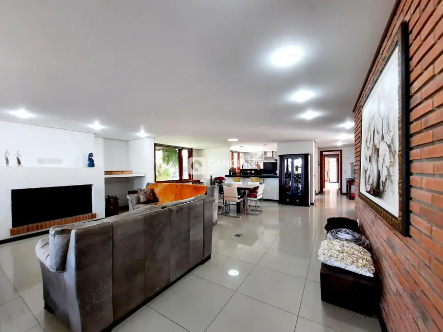 Casa com 3 quartos à venda, 490m2 em Nossa Senhora de Lourdes, Santa Maria - RS - imagem 3 Foto 3 de Casa com 3 quartos à venda, 490m2 em Nossa Senhora de Lourdes, Santa Maria - RS