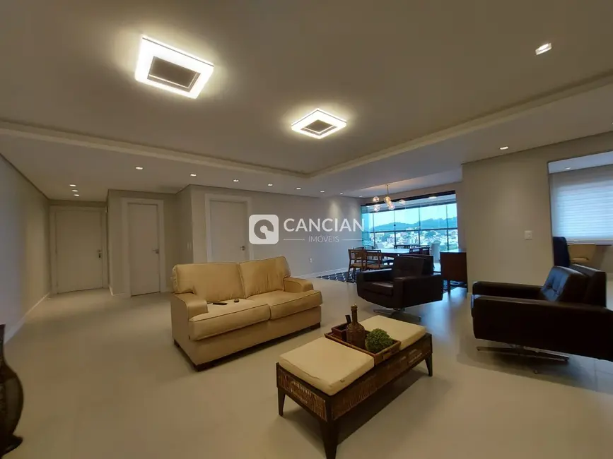 Foto 6 de Apartamento com 3 quartos à venda, 170m2 em Nossa Senhora de Lourdes, Santa Maria - RS