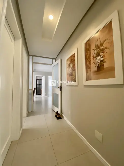 Casa com 7 quartos à venda, 346m2 em Duque de Caxias, Santa Maria - RS - imagem 4 Foto 4 de Casa com 7 quartos à venda, 346m2 em Duque de Caxias, Santa Maria - RS