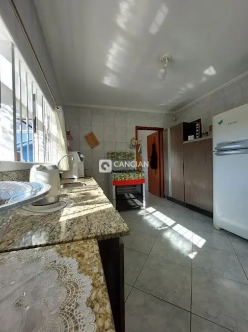 Casa com 4 quartos à venda, 240m2 em São José, Santa Maria - RS - imagem 7 Foto 7 de Casa com 4 quartos à venda, 240m2 em São José, Santa Maria - RS