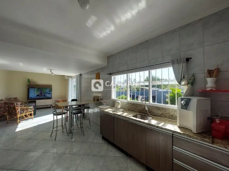 Casa com 4 quartos à venda, 240m2 em São José, Santa Maria - RS - imagem 8 Foto 8 de Casa com 4 quartos à venda, 240m2 em São José, Santa Maria - RS