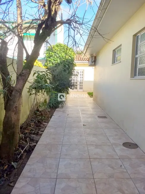 Casa com 4 quartos para alugar, 179m2 em Camobi, Santa Maria - RS - imagem 4 Foto 4 de Casa com 4 quartos para alugar, 179m2 em Camobi, Santa Maria - RS