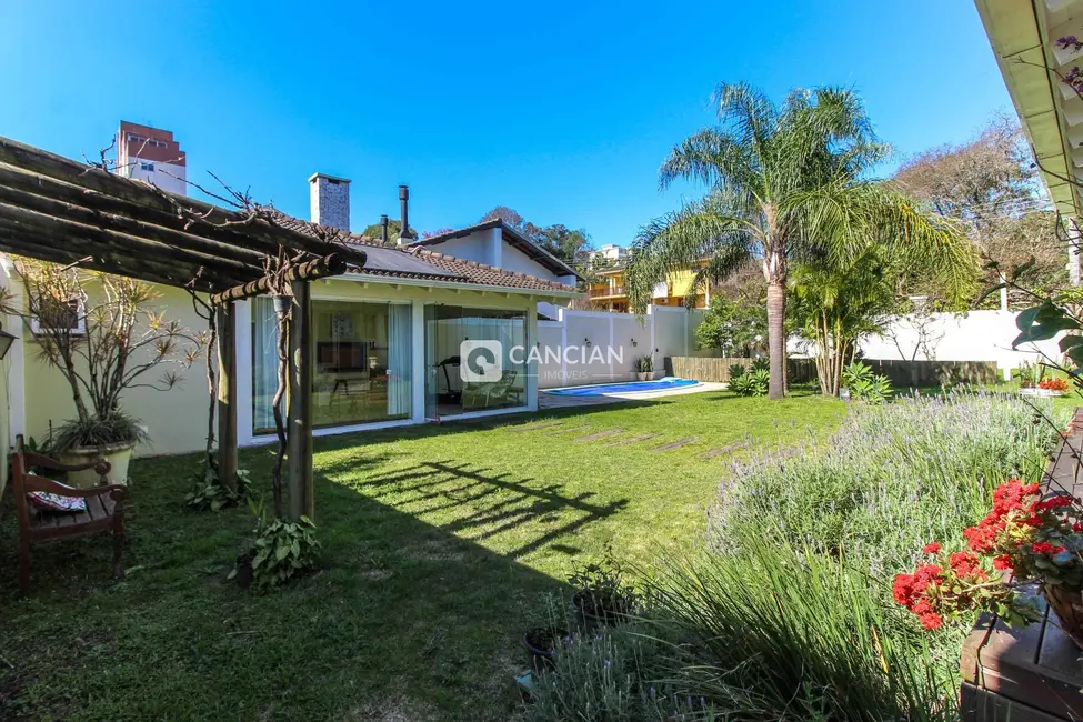 Casa com 4 quartos à venda, 323m2 em Nossa Senhora de Lourdes, Santa Maria - RS - imagem 8 Foto 8 de Casa com 4 quartos à venda, 323m2 em Nossa Senhora de Lourdes, Santa Maria - RS