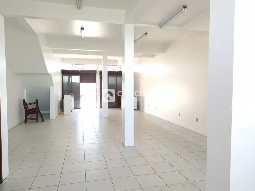 Foto 3 de Loja com 3 quartos à venda, 300m2 em Juscelino Kubitschek, Santa Maria - RS