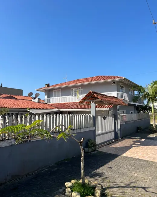Sobrado com 6 quartos à venda, 300m2 em Guaratuba - PR - imagem 4 Foto 4 de Sobrado com 6 quartos à venda, 300m2 em Guaratuba - PR