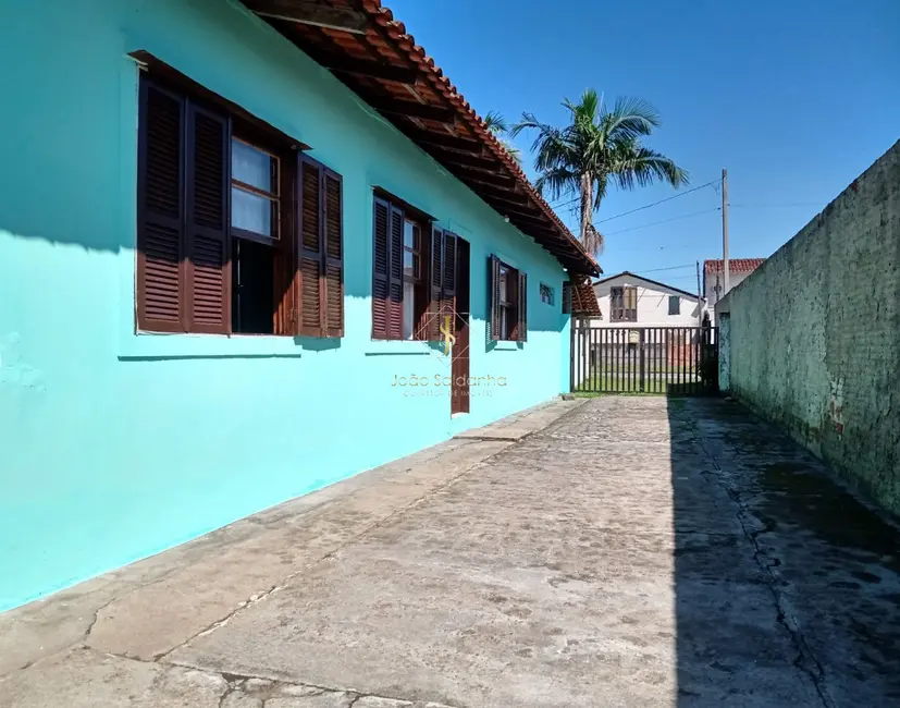 Casa com 6 quartos à venda, 210m2 em Guaratuba - PR - imagem 3 Foto 3 de Casa com 6 quartos à venda, 210m2 em Guaratuba - PR