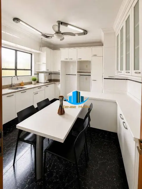 Apartamento com 3 quartos para alugar, 202m2 em Gonzaga, Santos - SP - imagem 8 Foto 8 de Apartamento com 3 quartos para alugar, 202m2 em Gonzaga, Santos - SP