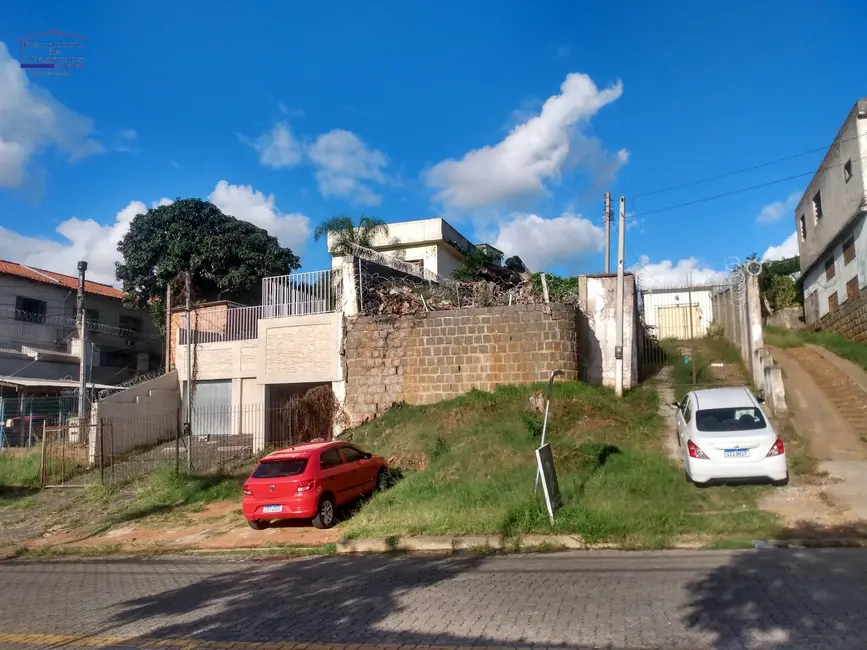 Foto 3 de Terreno / Lote à venda, 715m2 em Medianeira, Porto Alegre - RS