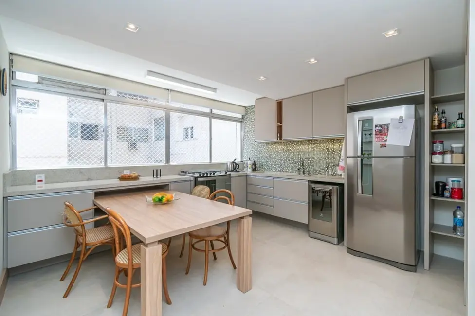 Apartamento com 3 quartos à venda, 121m2 em Moinhos de Vento, Porto Alegre - RS - imagem 3 Foto 3 de Apartamento com 3 quartos à venda, 121m2 em Moinhos de Vento, Porto Alegre - RS