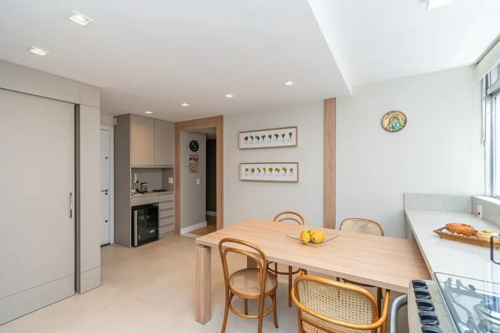 Apartamento com 3 quartos à venda, 121m2 em Moinhos de Vento, Porto Alegre - RS - imagem 4 Foto 4 de Apartamento com 3 quartos à venda, 121m2 em Moinhos de Vento, Porto Alegre - RS