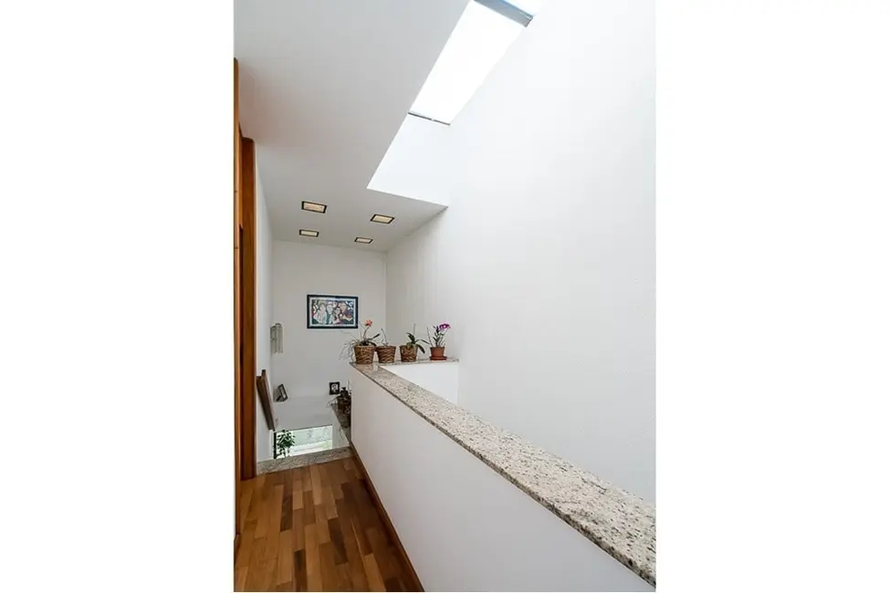 Casa com 2 quartos à venda, 318m2 em Medianeira, Porto Alegre - RS - imagem 6 Foto 6 de Casa com 2 quartos à venda, 318m2 em Medianeira, Porto Alegre - RS