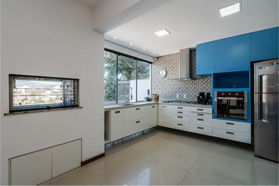 Casa com 2 quartos à venda, 318m2 em Medianeira, Porto Alegre - RS - imagem 3 Foto 3 de Casa com 2 quartos à venda, 318m2 em Medianeira, Porto Alegre - RS