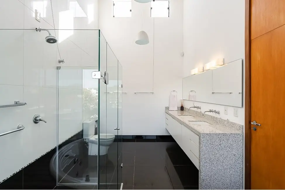 Casa com 2 quartos à venda, 318m2 em Medianeira, Porto Alegre - RS - imagem 8 Foto 8 de Casa com 2 quartos à venda, 318m2 em Medianeira, Porto Alegre - RS