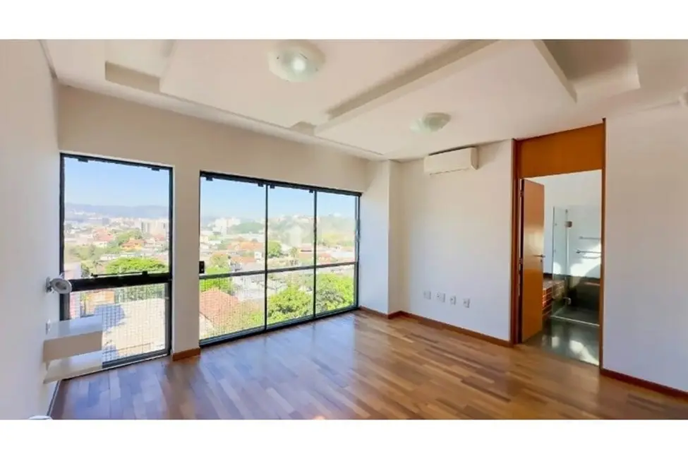 Casa com 2 quartos à venda, 318m2 em Medianeira, Porto Alegre - RS - imagem 7 Foto 7 de Casa com 2 quartos à venda, 318m2 em Medianeira, Porto Alegre - RS