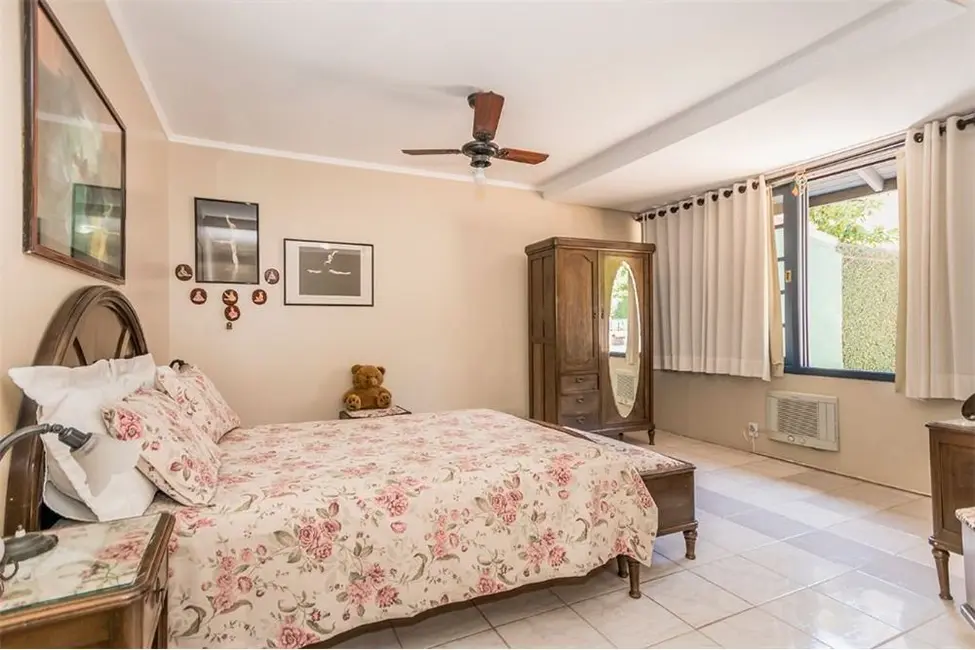 Casa com 4 quartos à venda, 525m2 em Jardim Sabará, Porto Alegre - RS - imagem 7 Foto 7 de Casa com 4 quartos à venda, 525m2 em Jardim Sabará, Porto Alegre - RS