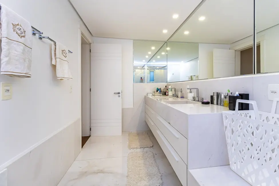 Apartamento com 3 quartos à venda, 223m2 em Bela Vista, Porto Alegre - RS - imagem 3 Foto 3 de Apartamento com 3 quartos à venda, 223m2 em Bela Vista, Porto Alegre - RS