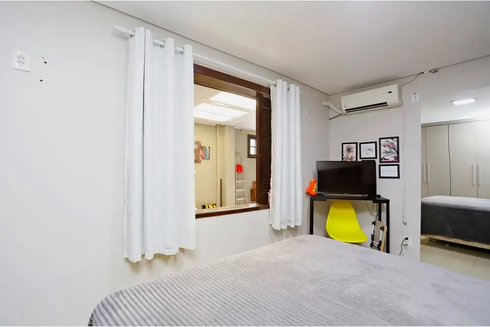 Casa com 3 quartos à venda, 54m2 em Rubem Berta, Porto Alegre - RS - imagem 8 Foto 8 de Casa com 3 quartos à venda, 54m2 em Rubem Berta, Porto Alegre - RS