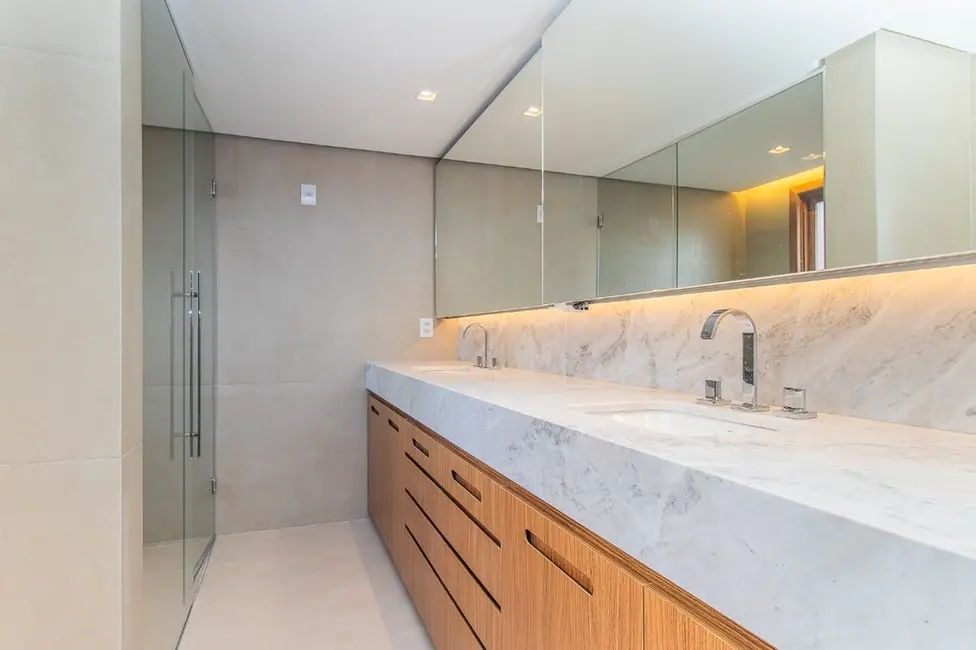 Apartamento com 3 quartos à venda, 170m2 em Moinhos de Vento, Porto Alegre - RS - imagem 3 Foto 3 de Apartamento com 3 quartos à venda, 170m2 em Moinhos de Vento, Porto Alegre - RS