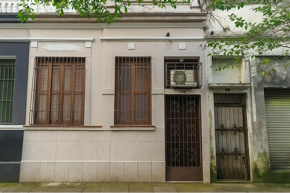 Casa com 2 quartos à venda, 80m2 em Menino Deus, Porto Alegre - RS - imagem 1 Foto 1 de Casa com 2 quartos à venda, 80m2 em Menino Deus, Porto Alegre - RS