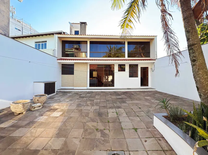 Casa com 2 quartos à venda, 250m2 em Medianeira, Porto Alegre - RS - imagem 5 Foto 5 de Casa com 2 quartos à venda, 250m2 em Medianeira, Porto Alegre - RS