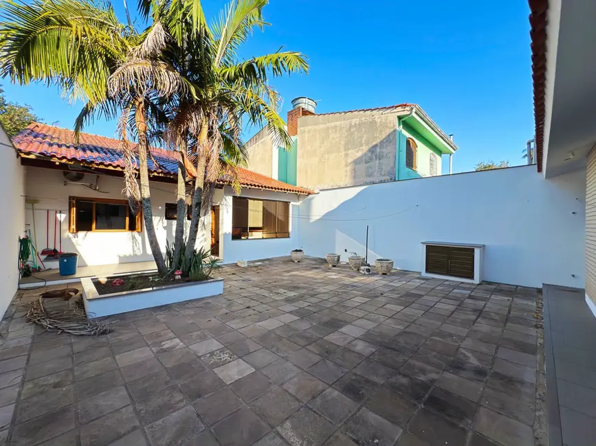 Casa com 2 quartos à venda, 250m2 em Medianeira, Porto Alegre - RS - imagem 9 Foto 9 de Casa com 2 quartos à venda, 250m2 em Medianeira, Porto Alegre - RS