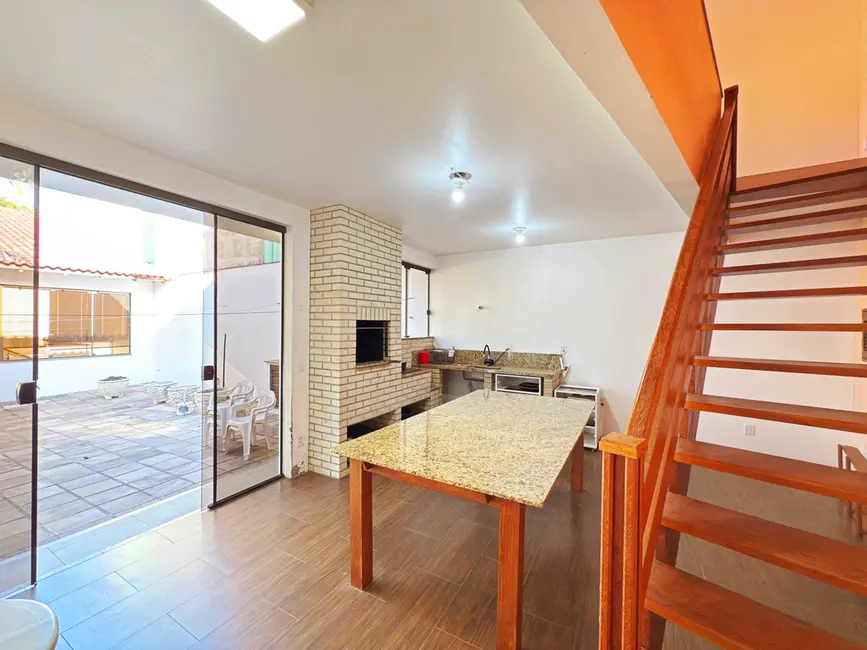 Casa com 2 quartos à venda, 250m2 em Medianeira, Porto Alegre - RS - imagem 2 Foto 2 de Casa com 2 quartos à venda, 250m2 em Medianeira, Porto Alegre - RS