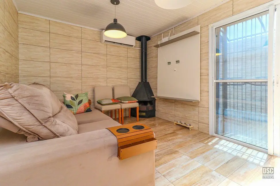 Foto 2 de Casa com 2 quartos à venda, 40m2 em Restinga, Porto Alegre - RS