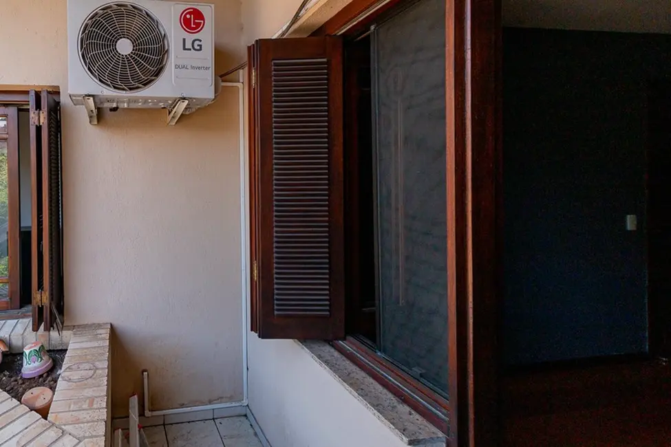 Foto 3 de Casa com 4 quartos à venda, 307m2 em Chácara das Pedras, Porto Alegre - RS