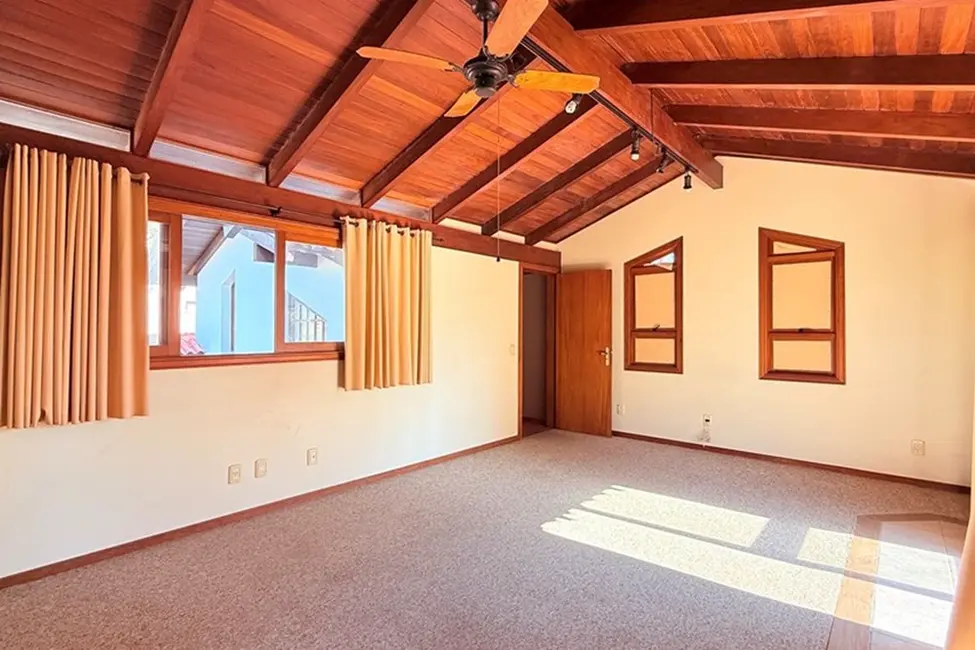 Foto 2 de Casa com 3 quartos à venda, 381m2 em Porto Alegre - RS