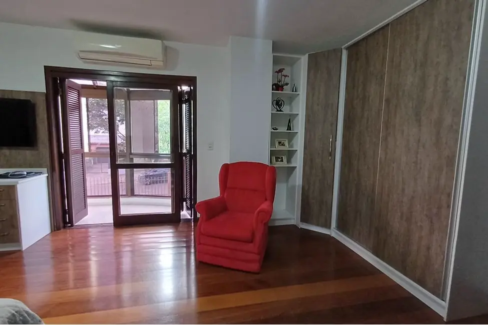 Casa com 3 quartos à venda, 318m2 em Jardim do Salso, Porto Alegre - RS - imagem 3 Foto 3 de Casa com 3 quartos à venda, 318m2 em Jardim do Salso, Porto Alegre - RS