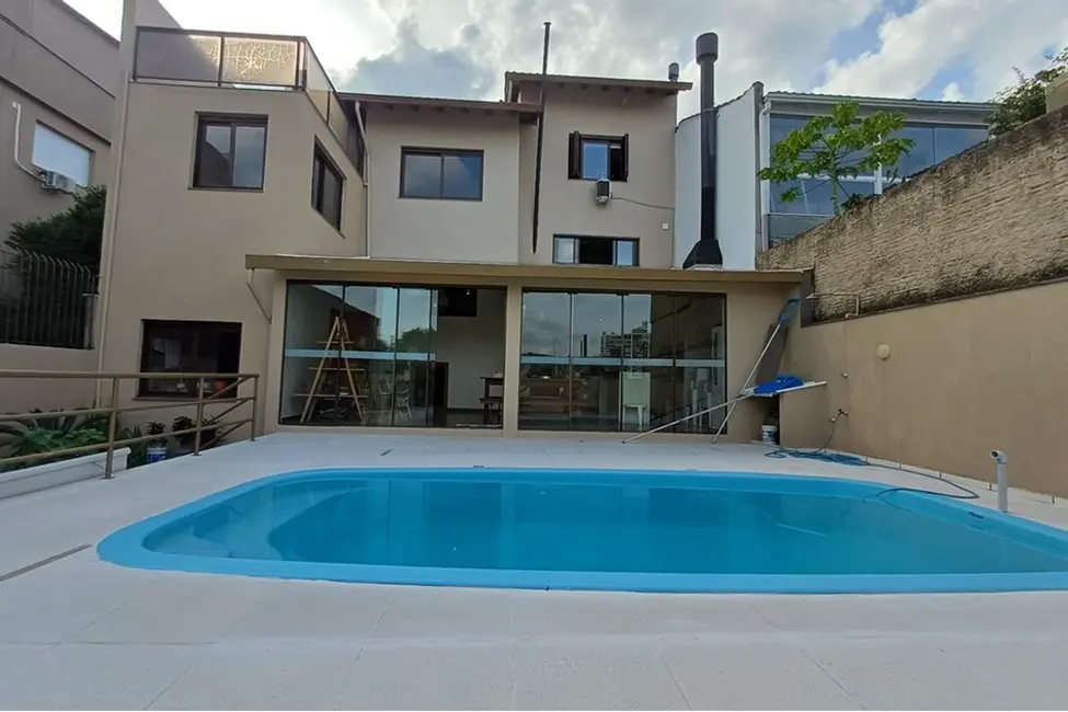 Casa com 3 quartos à venda, 318m2 em Jardim do Salso, Porto Alegre - RS - imagem 1 Foto 1 de Casa com 3 quartos à venda, 318m2 em Jardim do Salso, Porto Alegre - RS