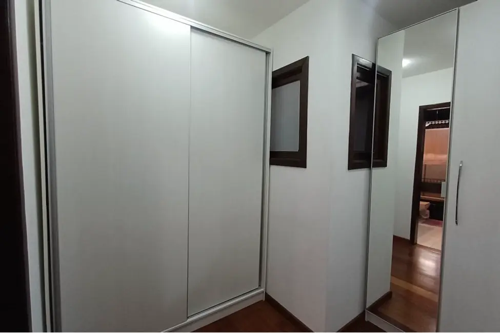 Casa com 3 quartos à venda, 318m2 em Jardim do Salso, Porto Alegre - RS - imagem 7 Foto 7 de Casa com 3 quartos à venda, 318m2 em Jardim do Salso, Porto Alegre - RS