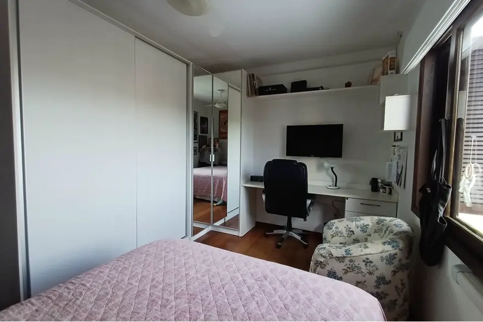 Casa com 3 quartos à venda, 318m2 em Jardim do Salso, Porto Alegre - RS - imagem 9 Foto 9 de Casa com 3 quartos à venda, 318m2 em Jardim do Salso, Porto Alegre - RS