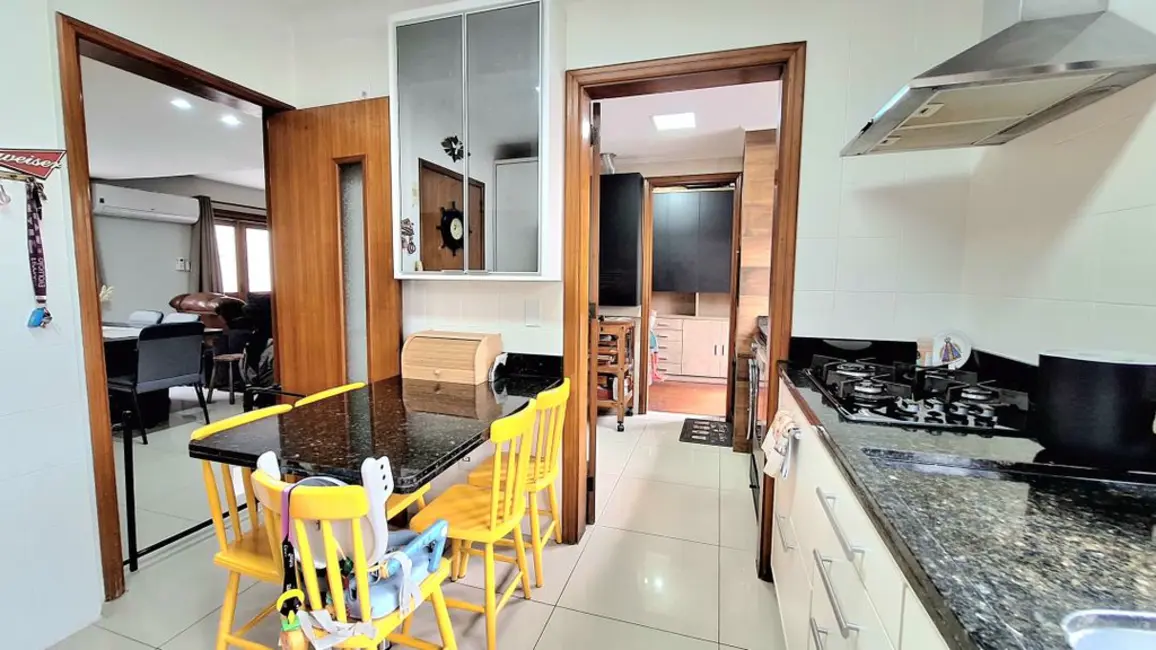 Apartamento com 3 quartos à venda, 103m2 em Rio Branco, Porto Alegre - RS - imagem 8 Foto 8 de Apartamento com 3 quartos à venda, 103m2 em Rio Branco, Porto Alegre - RS