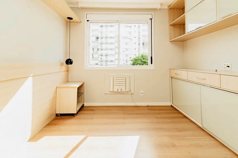 Foto 3 de Apartamento com 2 quartos à venda, 69m2 em Passo da Areia, Porto Alegre - RS