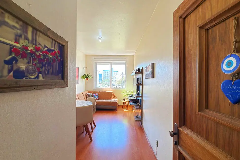 Foto 2 de Apartamento com 2 quartos à venda, 55m2 em Azenha, Porto Alegre - RS